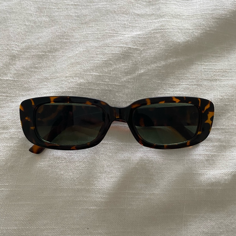 New 90s inspired fashion sunglasses